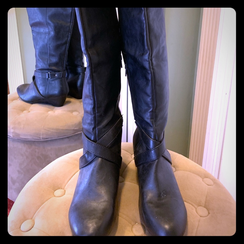 Black winter boots